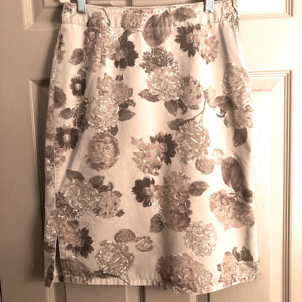 Comfortable light weight summer skirt. 100% Cotton. Size 6
